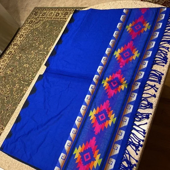 Wool Women’s Wrap or Cape Colorful Aztec Type Design Made in Ecuador One Size - Picture 12 of 16